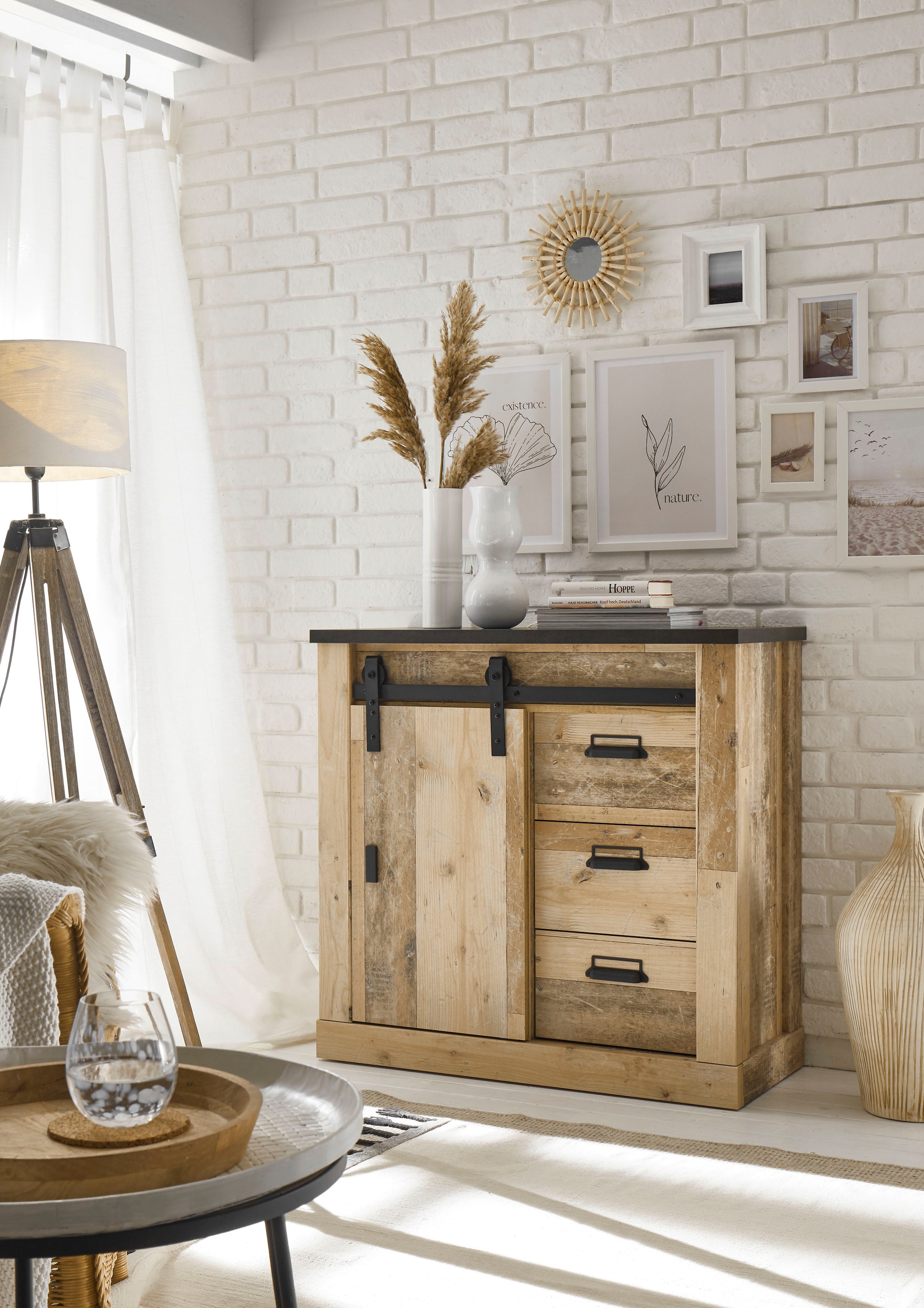 Home affaire Kommode »SHERWOOD« Holz Dekor, mit Scheunentorbeschlag und Apothekergriffen, Breite 92 cm
