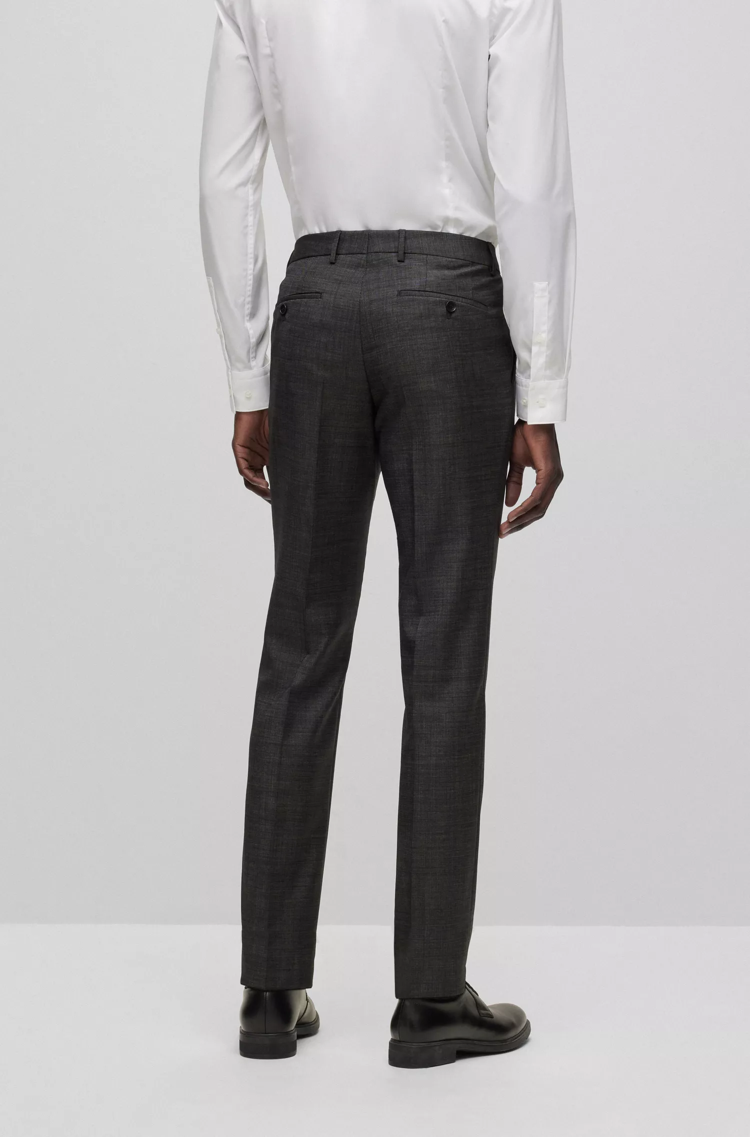 Terno BOSS preto, extra slim fit, em lã virgem com microestampa.