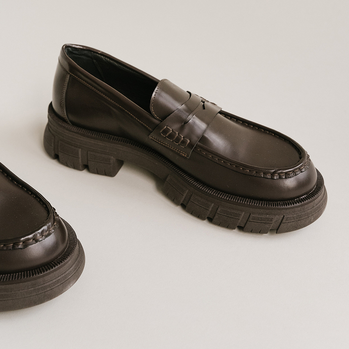 Mocassins à semelles crantées  en cuir glacé marron