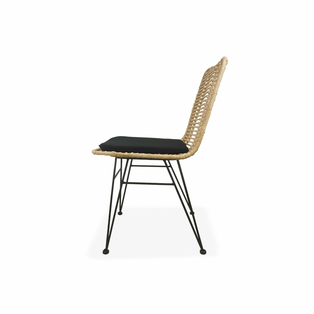 Deux chaises en rotin naturel et métal. Coussins noirs - cahya