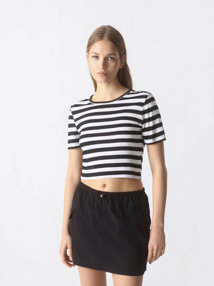 Camiseta cropped listrada - Cru/preta
