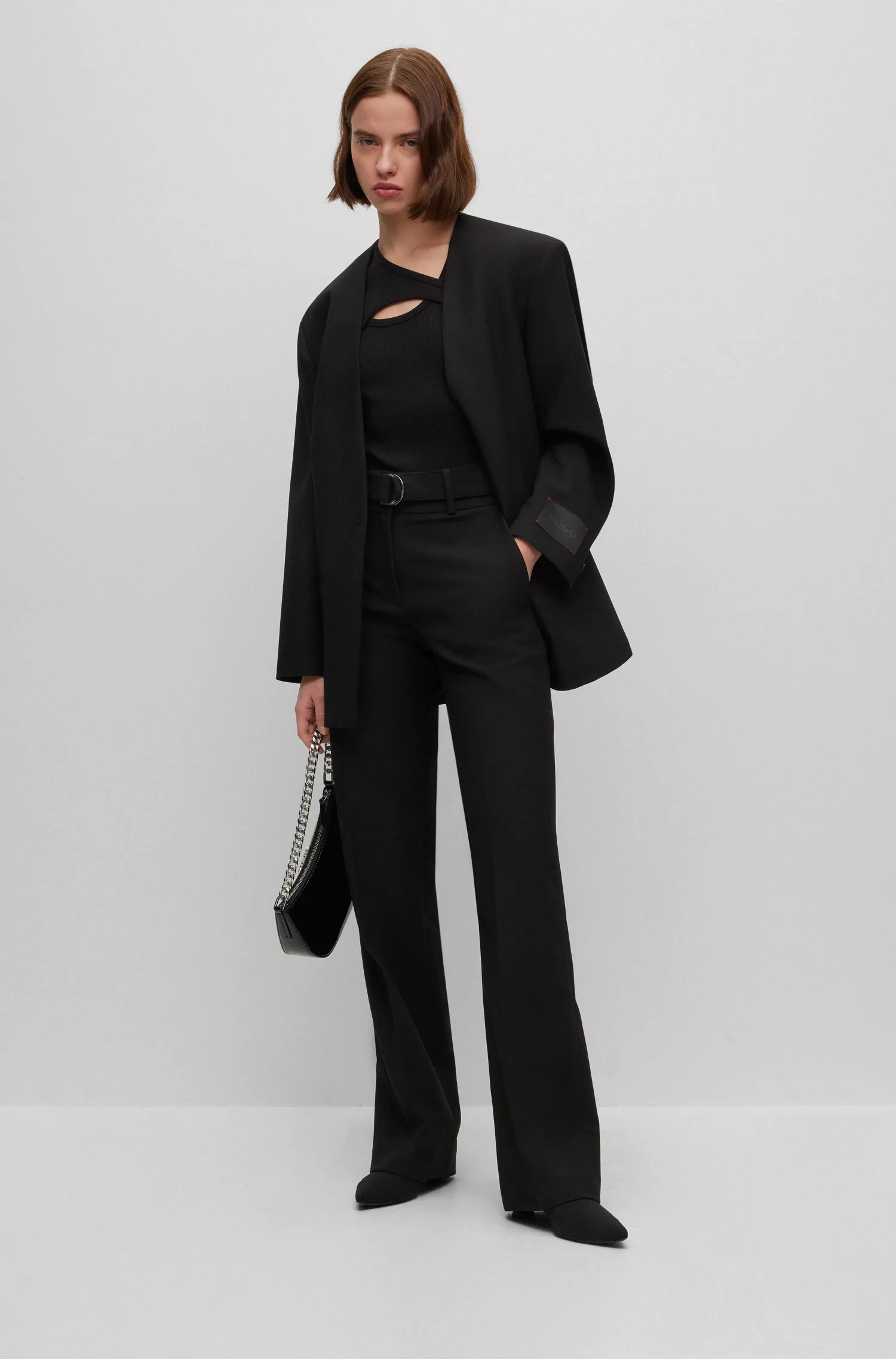 Jaqueta HUGO vermelha, modelagem oversized e fechamento com um botão.