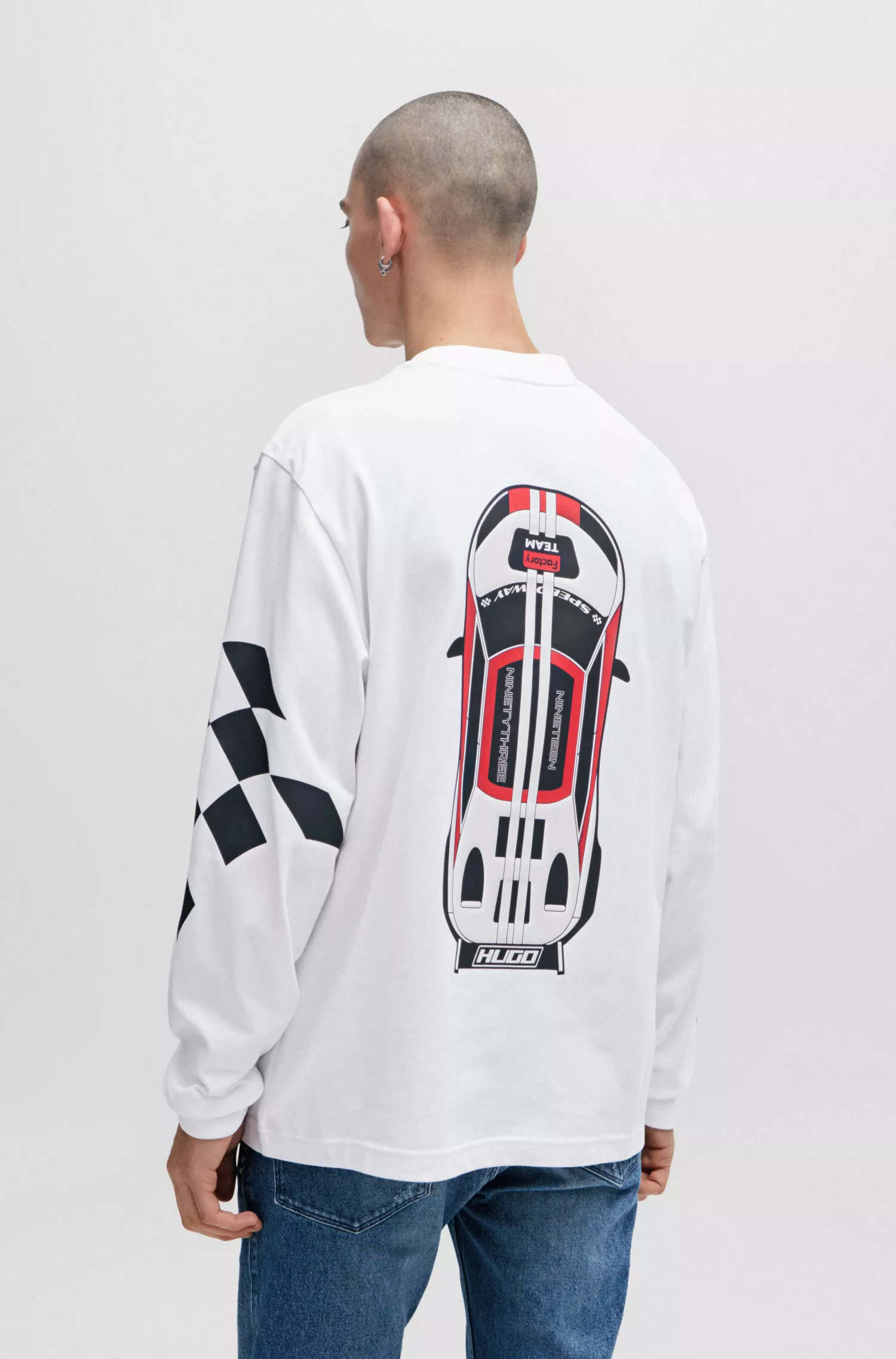Camiseta HUGO vermelha em malha de algodão com estampas inspiradas em corridas.