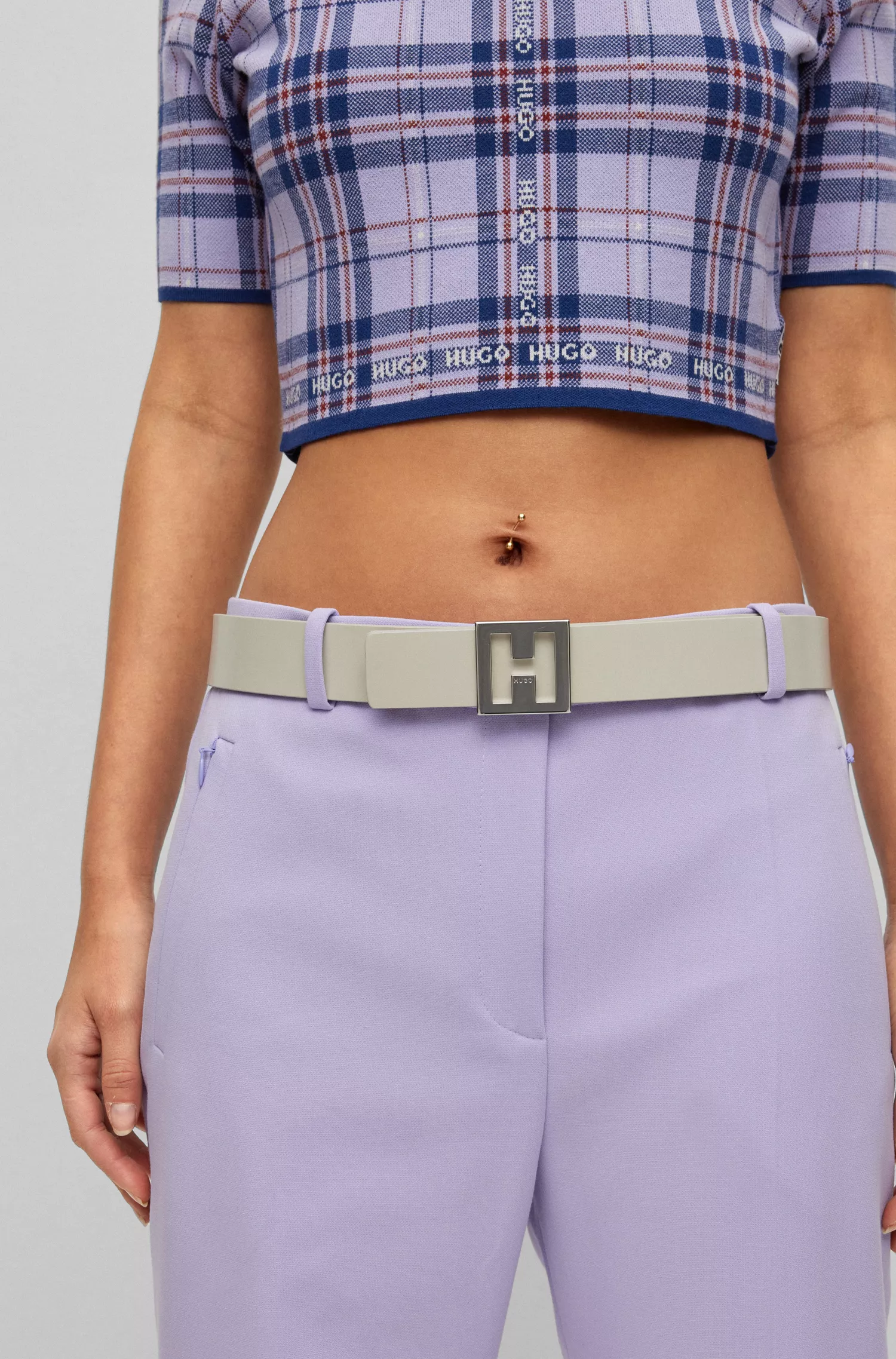 Cinto HUGO vermelho reversível em couro italiano com fivela monogramada.