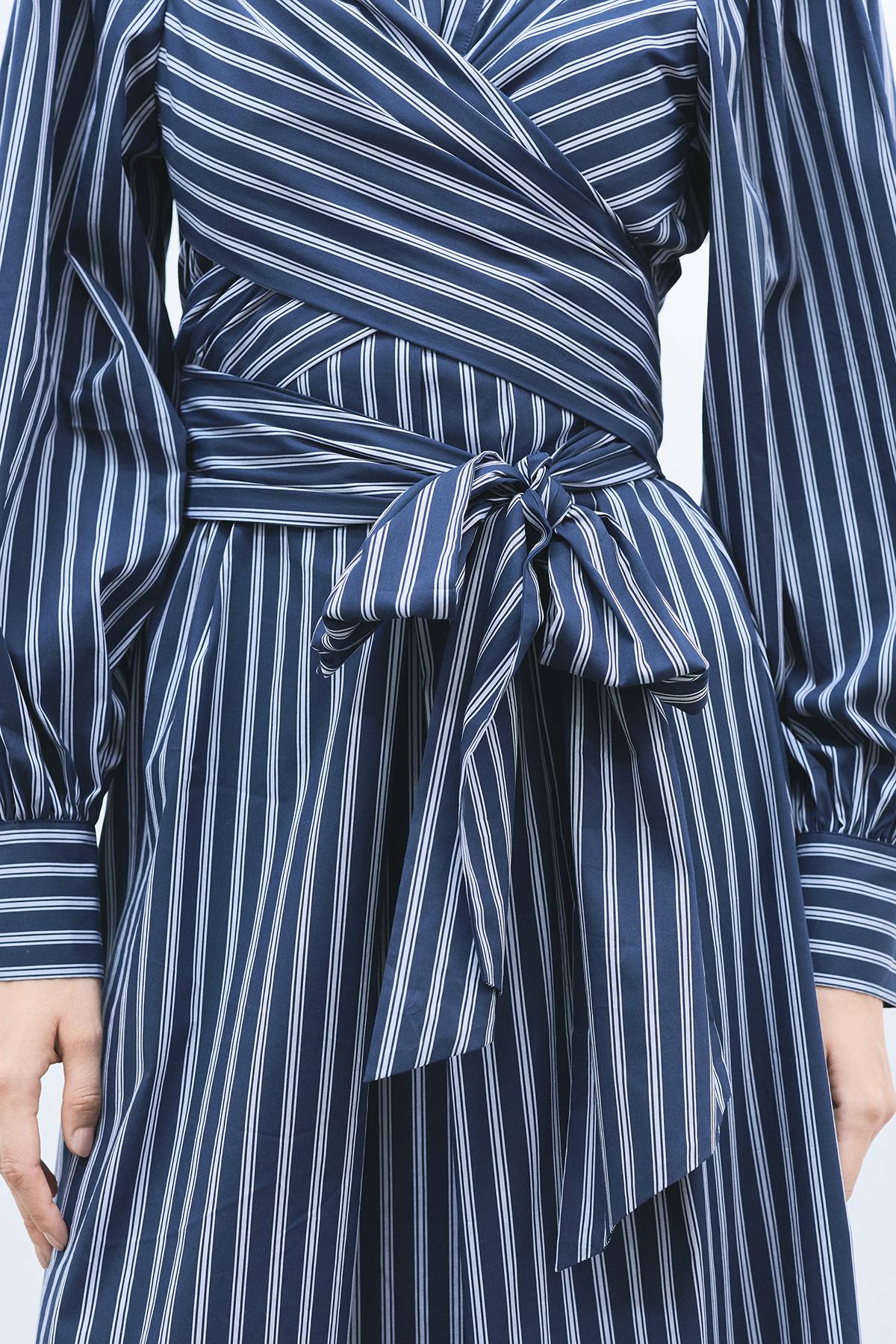 KarenMillen Robe Chemise Rayée en Popeline de Coton à Manches Bouffantes et Détail Portefeuille