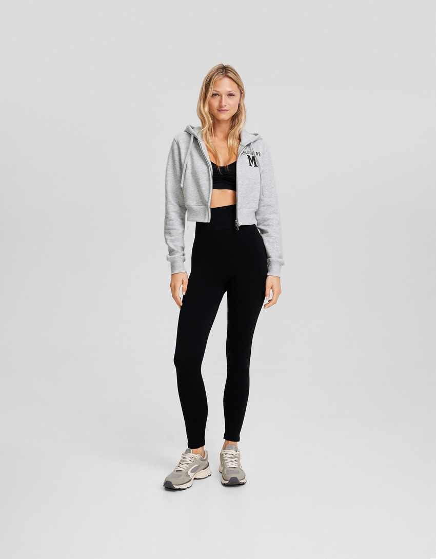 Blusa de moletom cropped com zíper e estampa.
