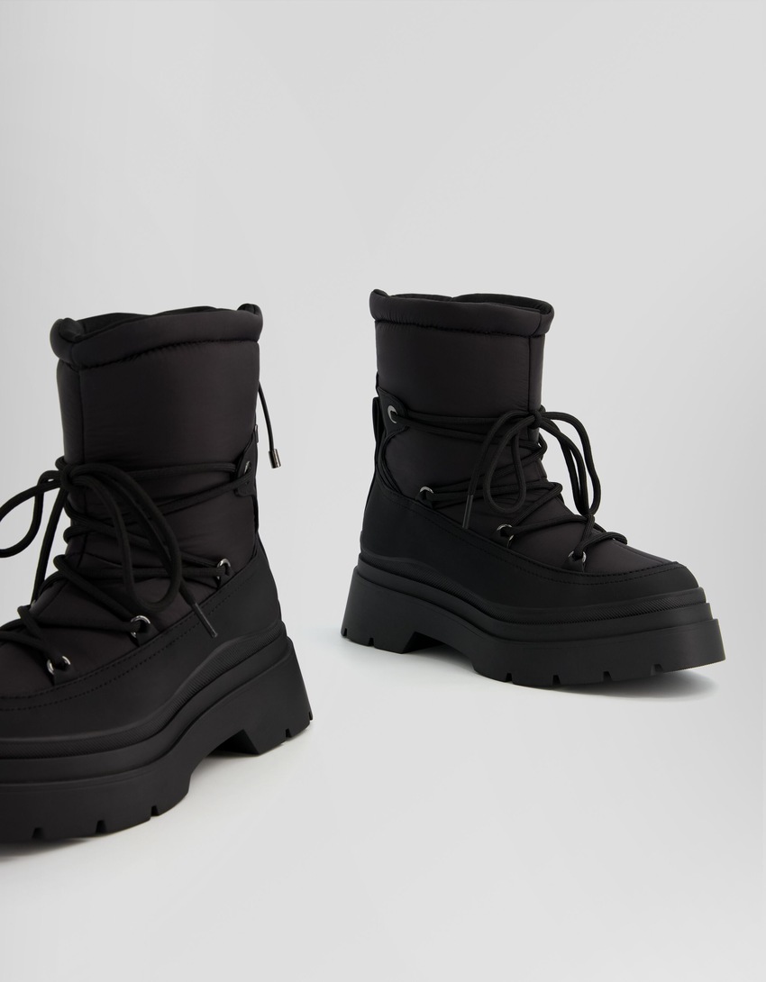 Botas de cano curto acolchoadas com detalhe de cadarço