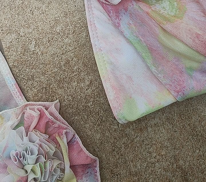 Sancus - Set: Halter bikinitop met bloemenprint + broekje + omslagrok
