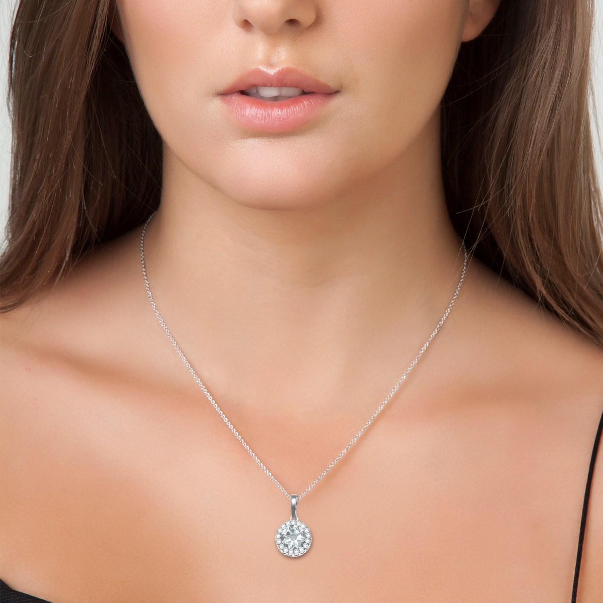 Collier point de lumière SC Crystal orné de cristaux scintillants