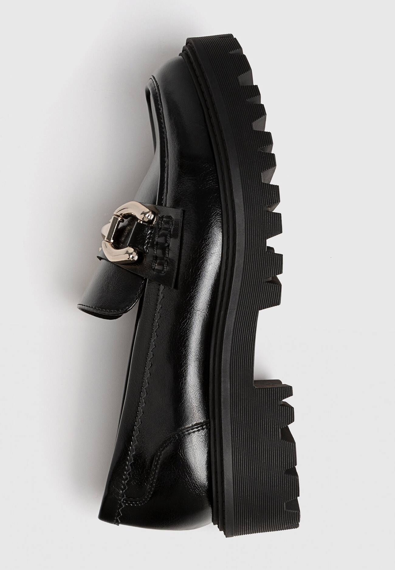 Mocassins pretos com solado tratorado