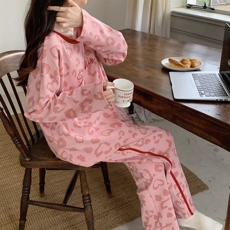 Dazzli - Pyjamaset: T-shirt met lange mouwen, ronde hals en luipaardprint, gewatteerd + broek