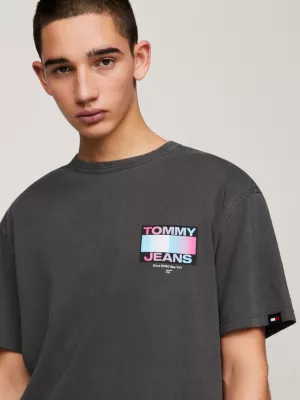 Camiseta com estampa do logo nas costas