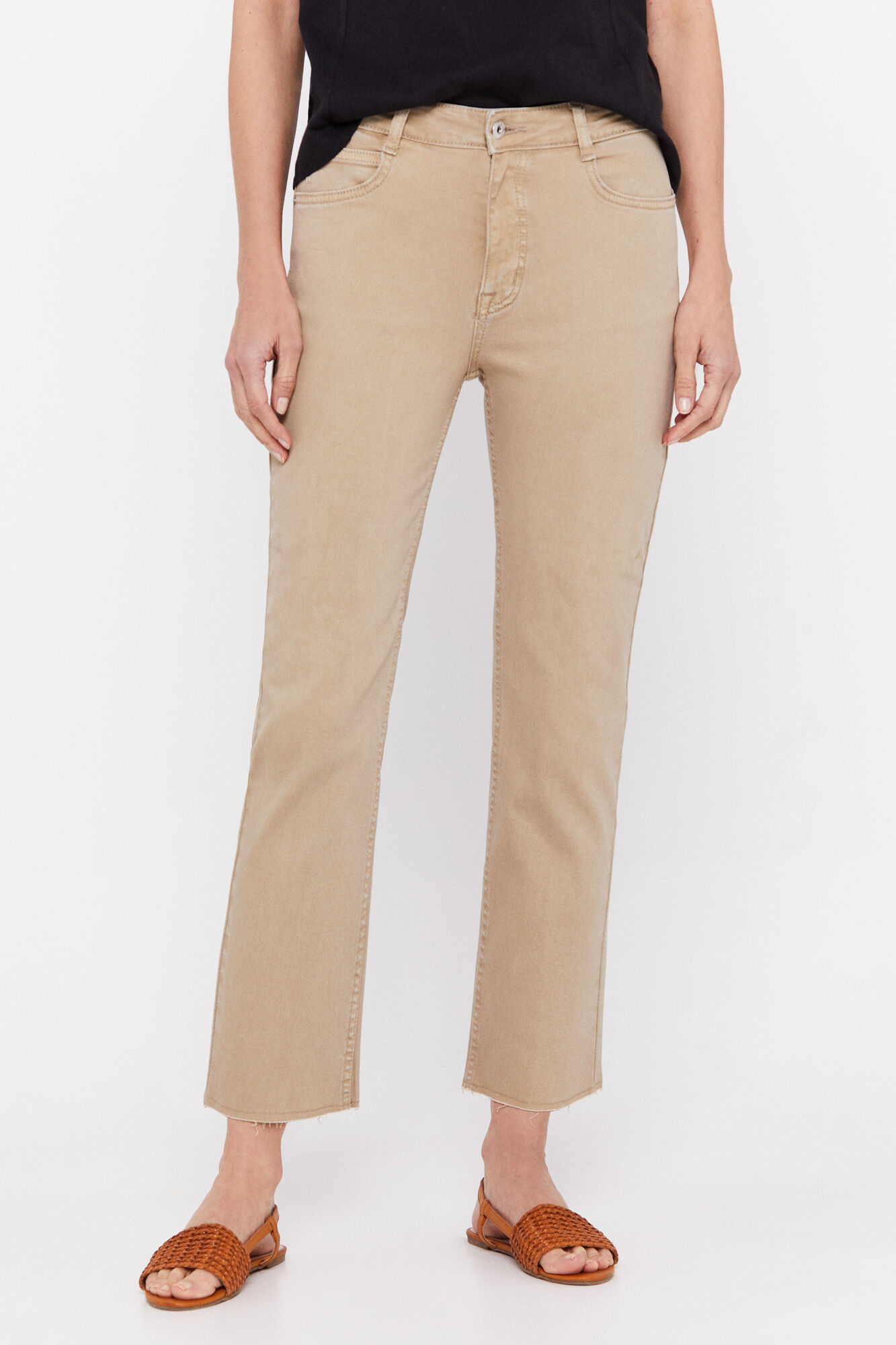 Calça cropped regular com 5 bolsos - Marrom