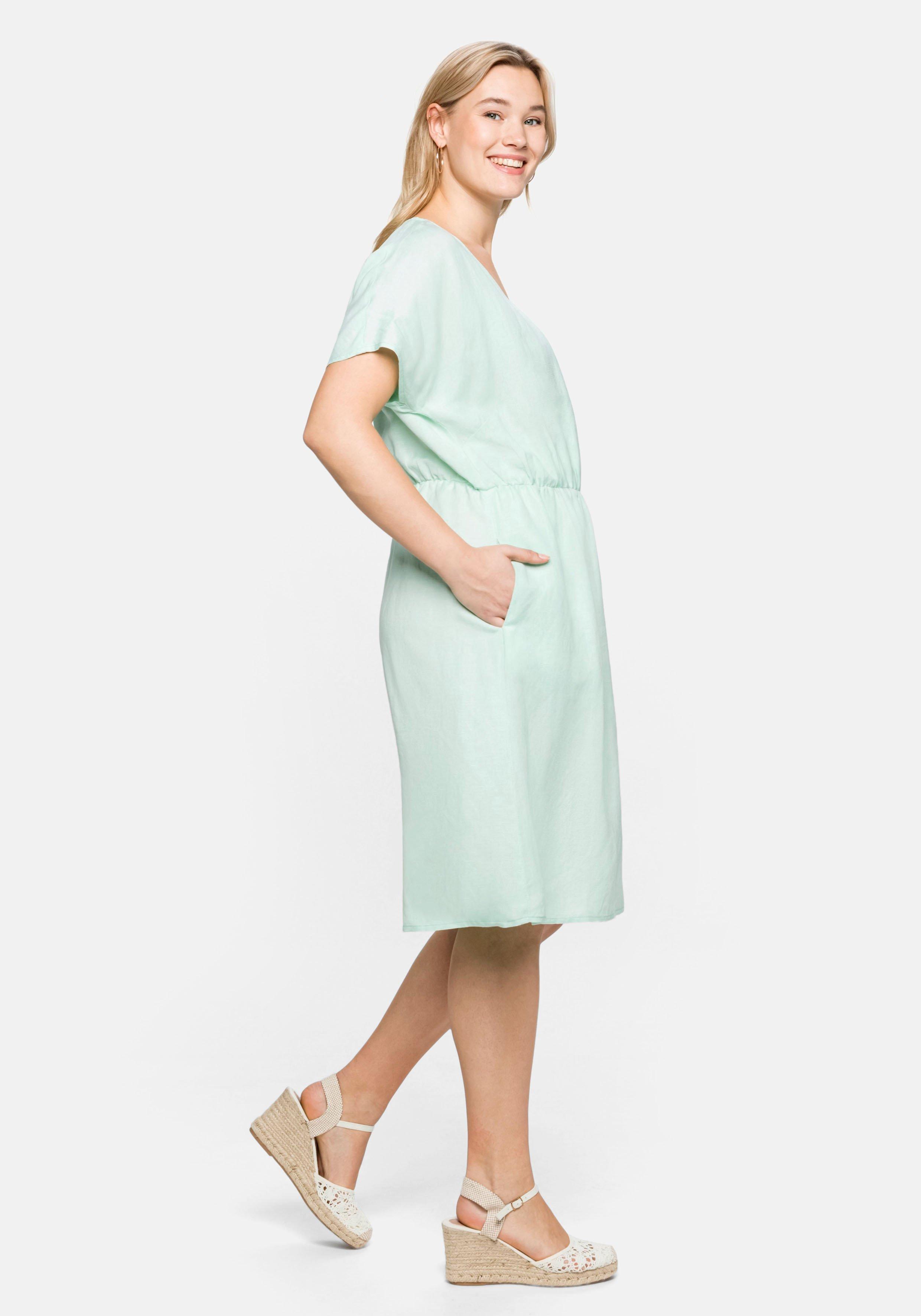 Kleid in Wickeloptik, mit V-Ausschnitt