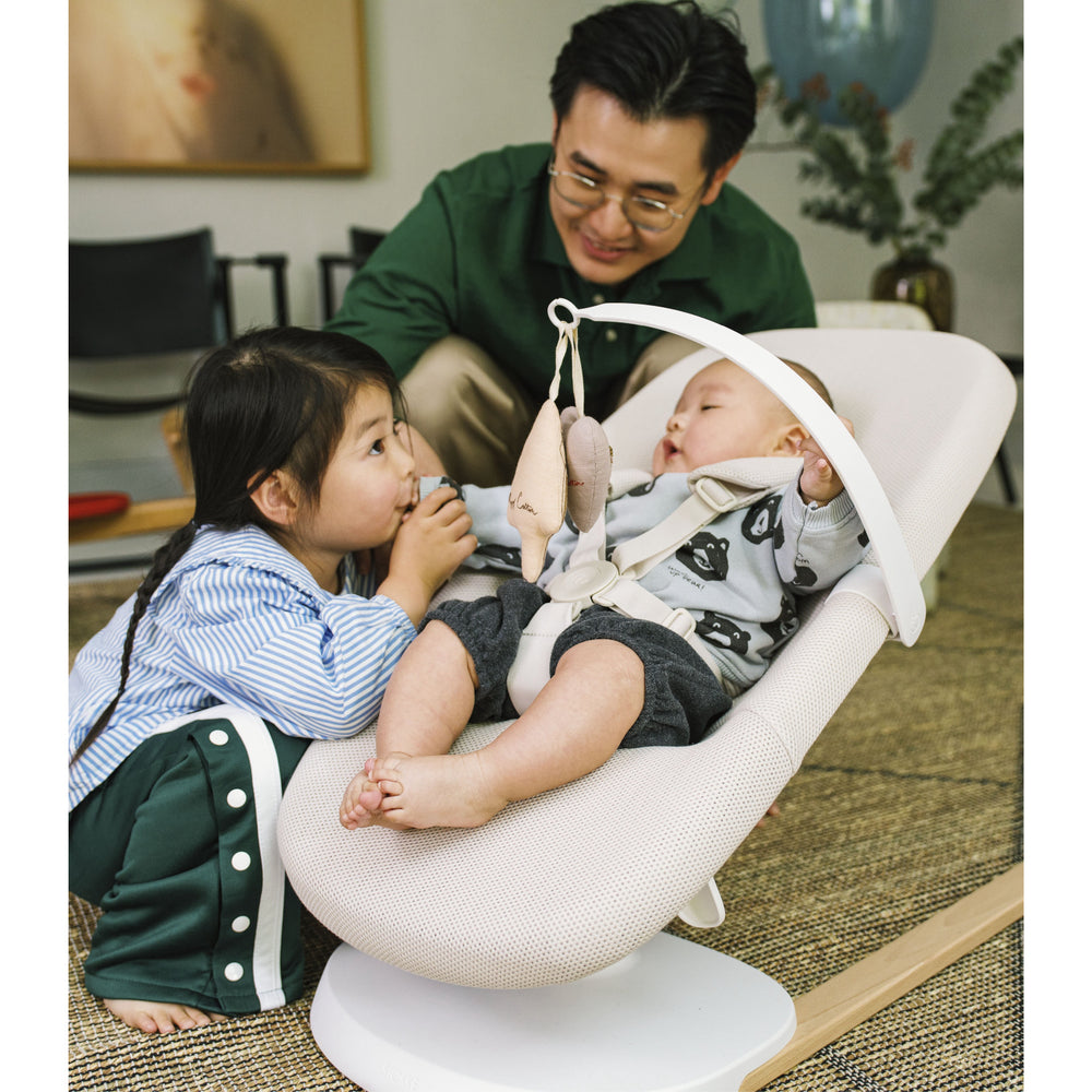 Køb Stokke® Yoga™ Baby Bouncher Light Sand