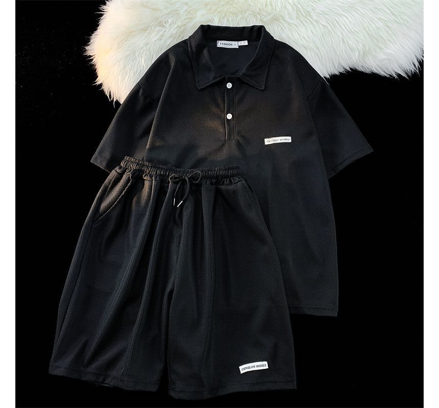 Hushgrain - Set: Poloshirt met korte mouwen en belettering + korte broek