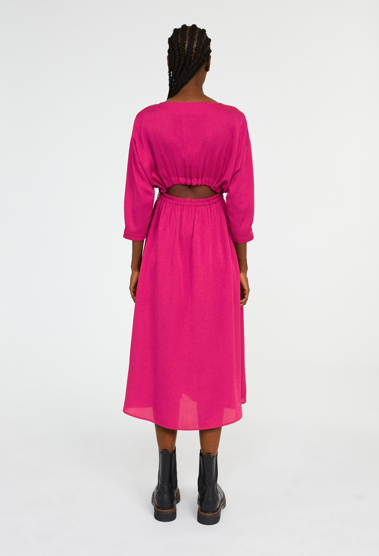 Robe longue ouverte dans le dos
