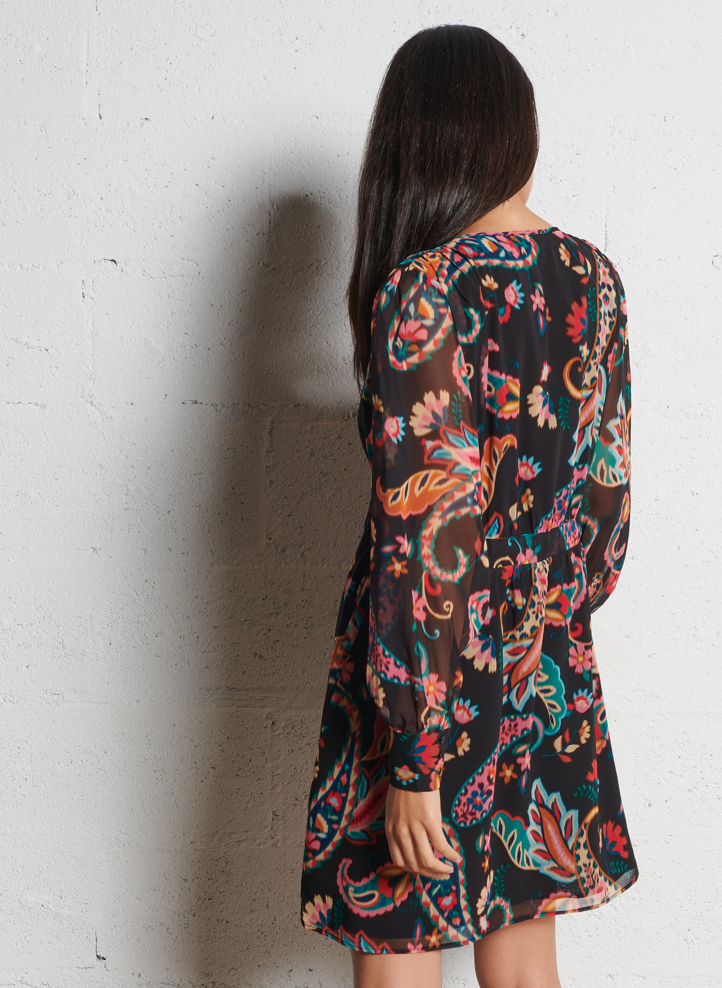 RASHEMINA - Robe courte col V à imprimé floral | Noir