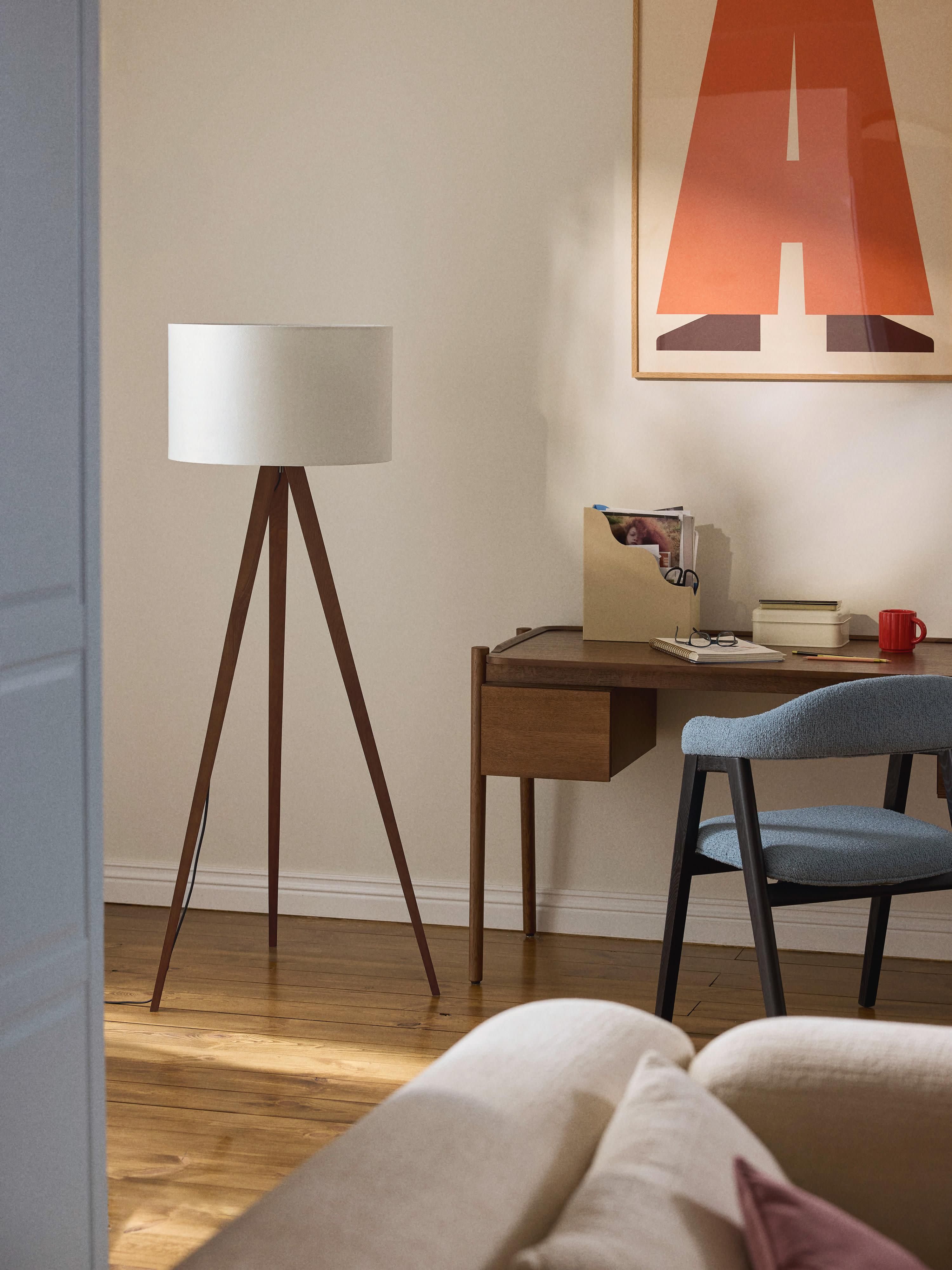 Tripod vloerlamp Jake van massief hout met fluwelen lampenkap