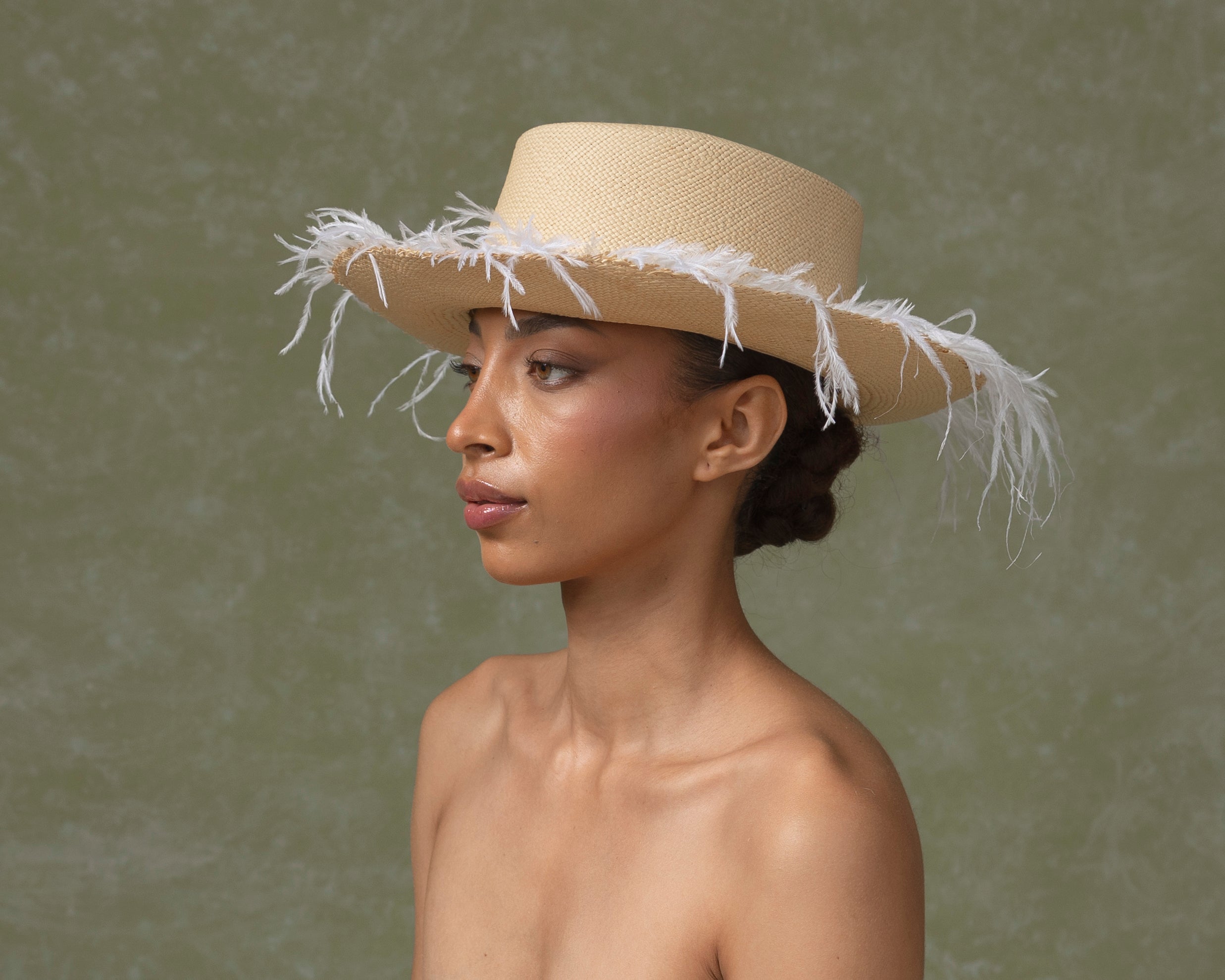 Chapeau en cuir cordovan à plumes