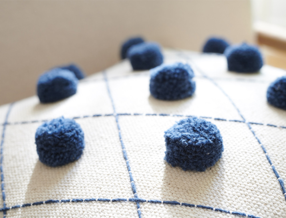 Coussin pompons boule-Bellattitude