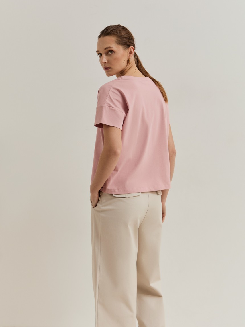 T-shirt com flores e detalhe de missangas