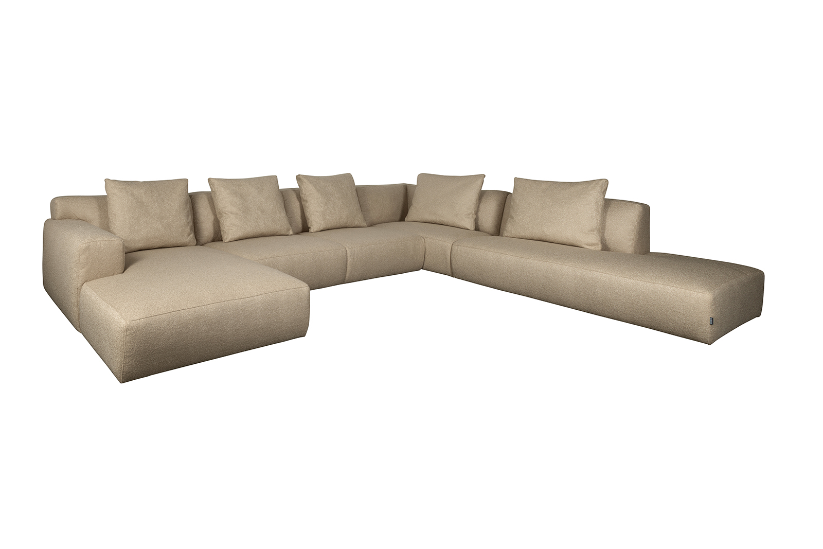 Vesta U-hjørnesofa Sjeselong venstre med 3-seter og XL-hjørne med åpen ende høyre. I tekstil Dolce sand med Memory-foam sete, sorte metallben og standard søm. Dusk sofaryggputer medfølger.