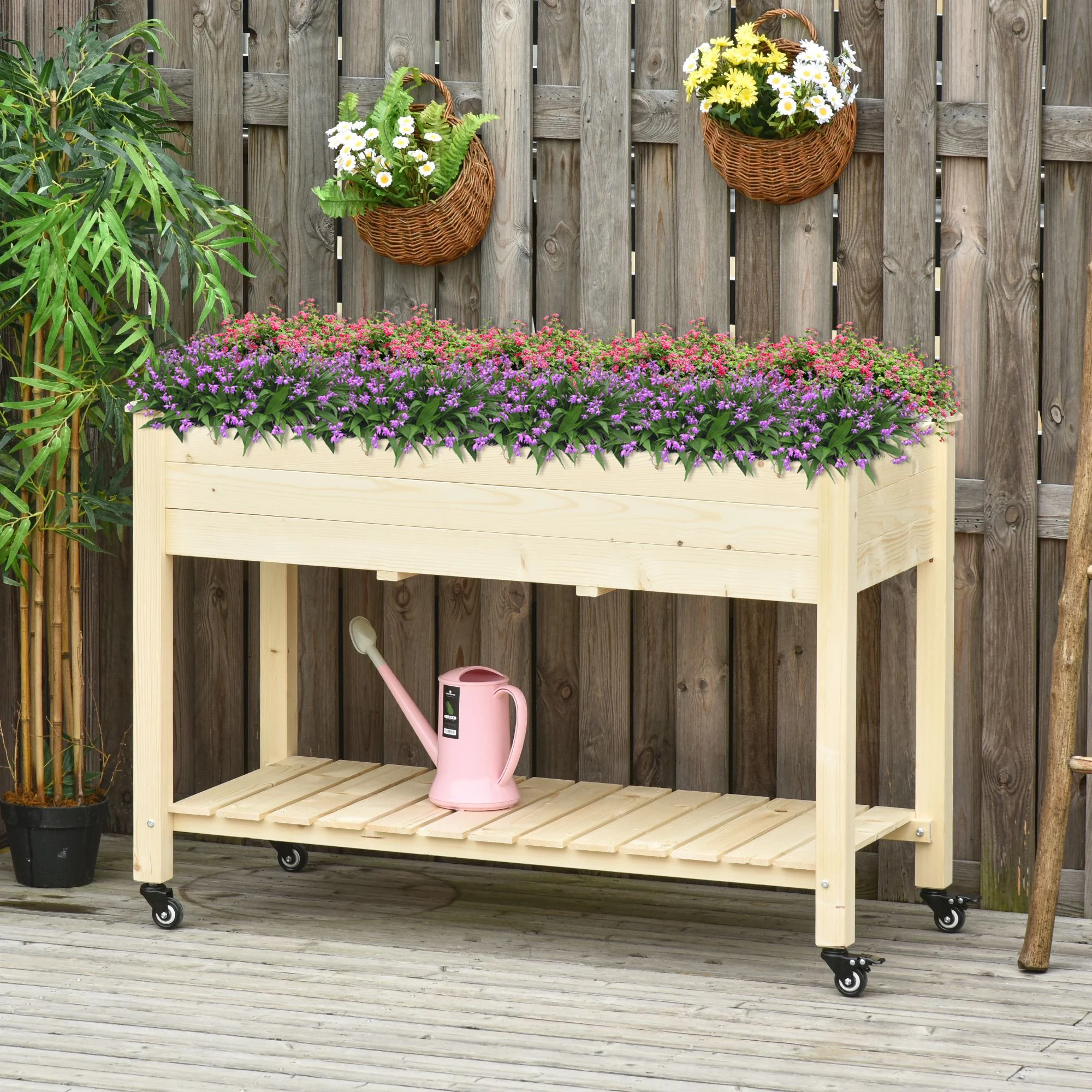 Mesa de jardim elevada Outsunny Urban Garden em madeira, 118x55x83 cm, com prateleira em geotêxtil, rodas com freios, portátil para cultivo em jardins e terraços, cor natural.