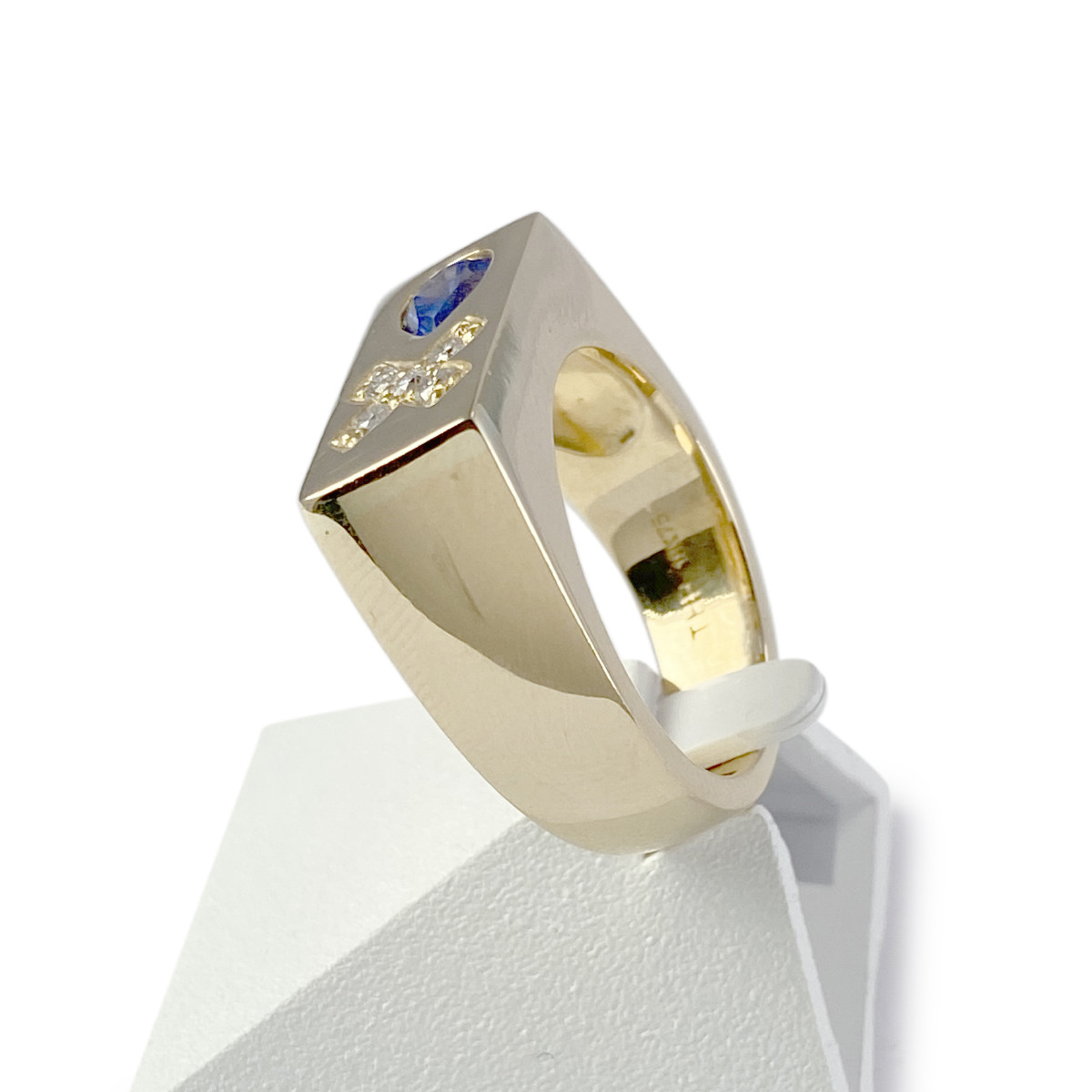 Chevaliere d'occasion or 750 jaune saphir et diamants