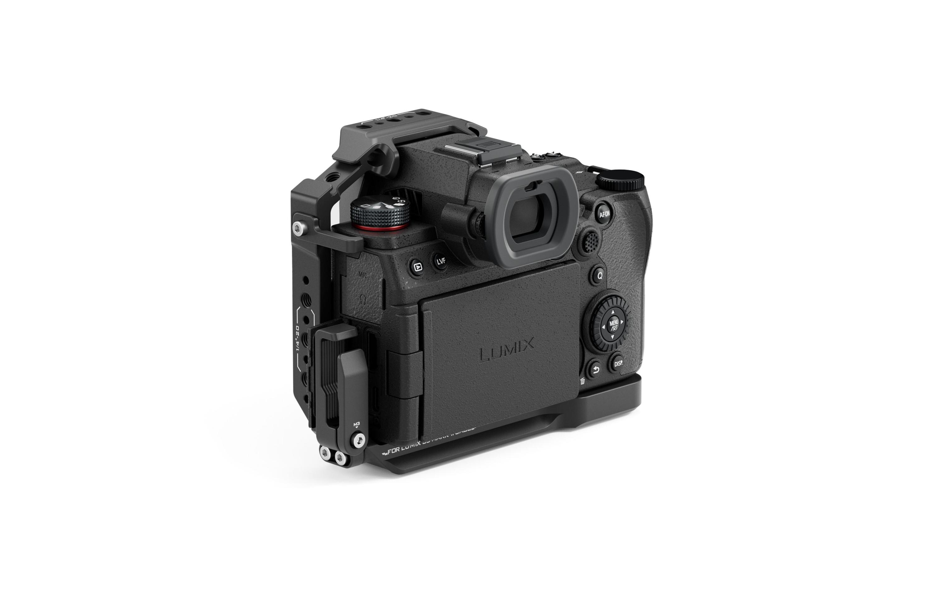 Half Camera Cage für Panasonic S5 II/IIX - SchwarzBietet teilweisen Schutz für das Kameragehäuse und verfügt über Befestigungsmöglichkeiten für Zubehör