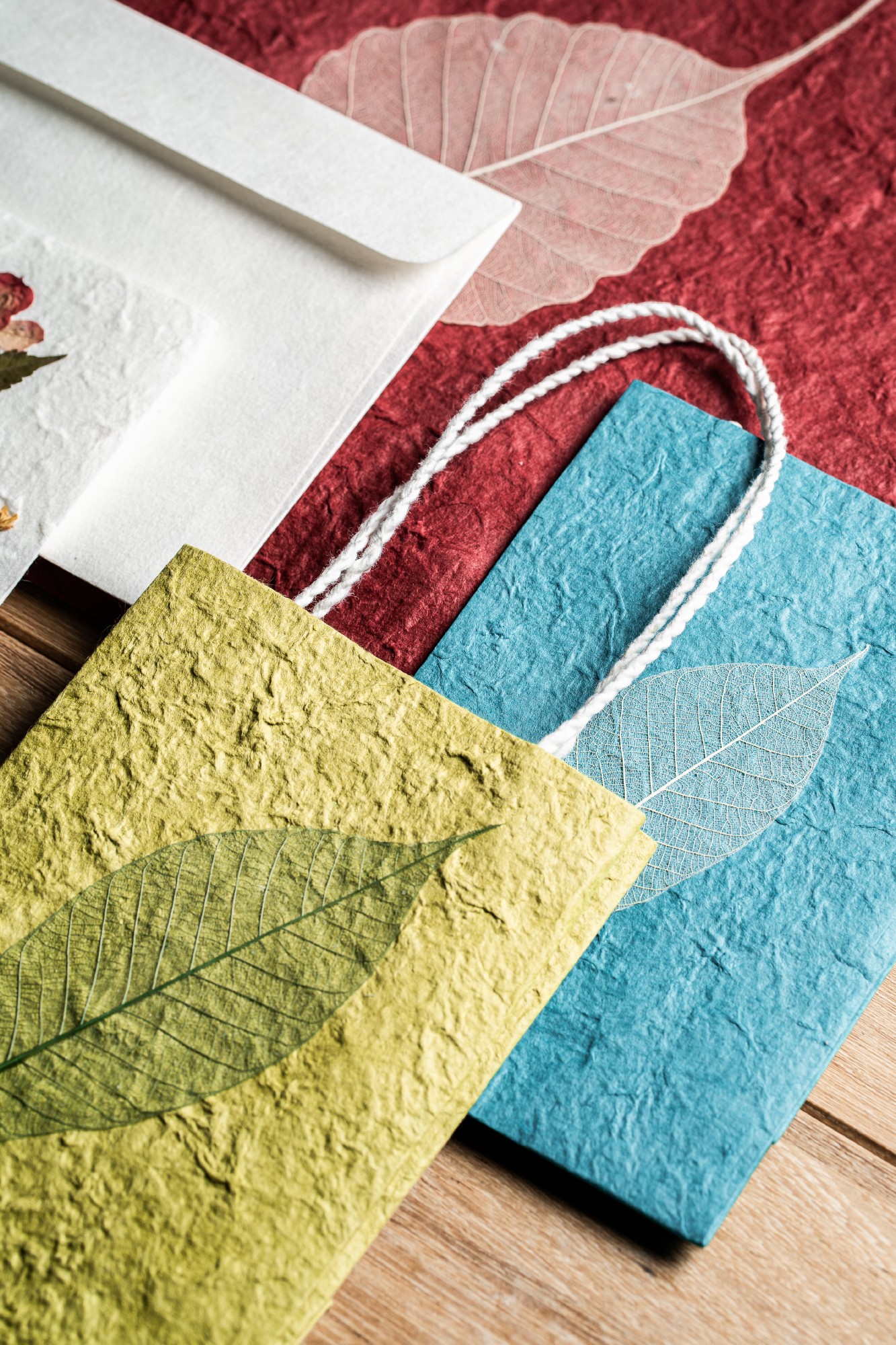 Tasche aus handgeschöpftem Papier, grün, L 11,5 cm, B 5 cm, H 16 cm günstig bestellen