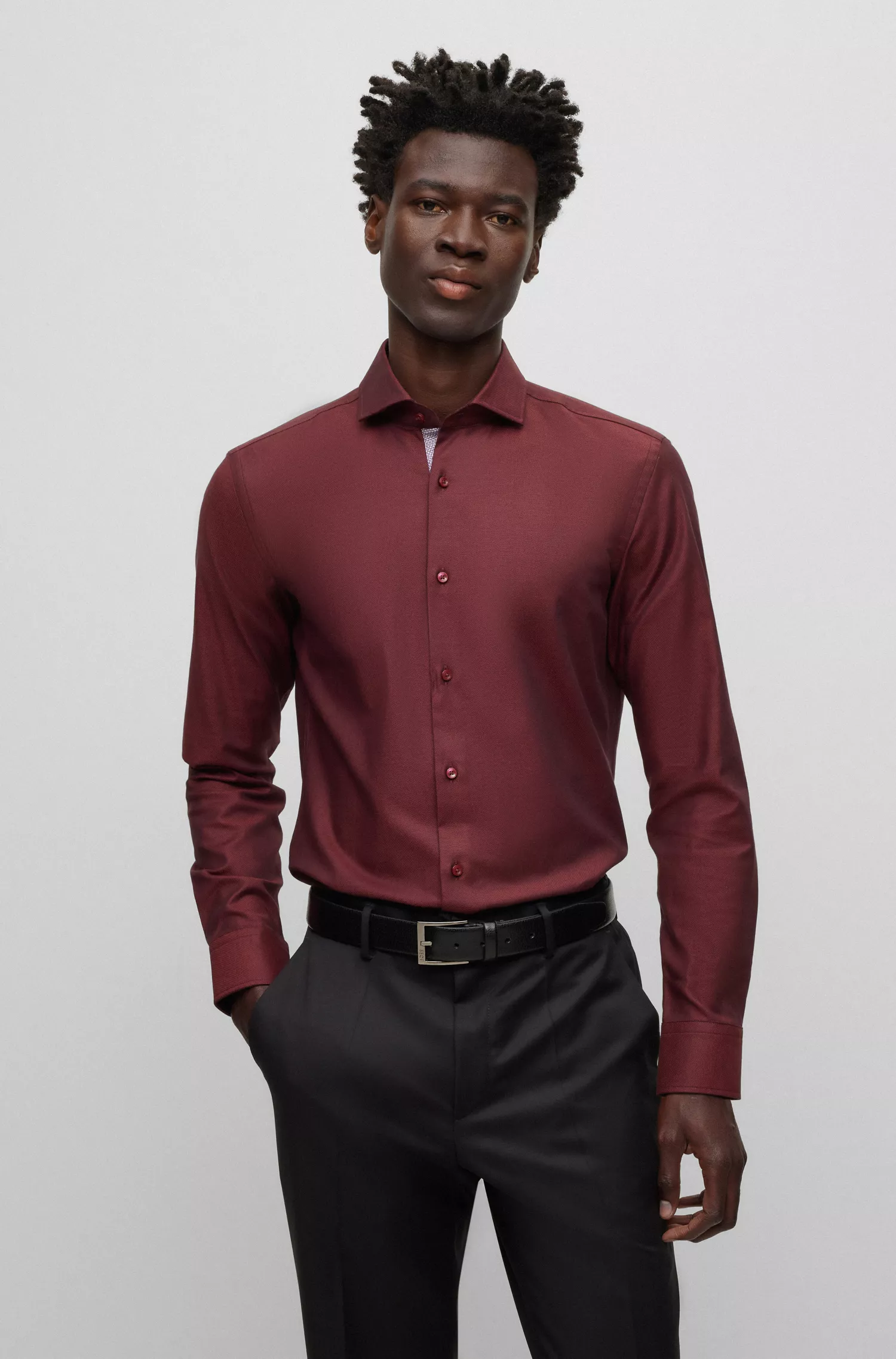 Camisa BOSS preta de corte slim, em sarja de algodão elástico de fácil passar.
