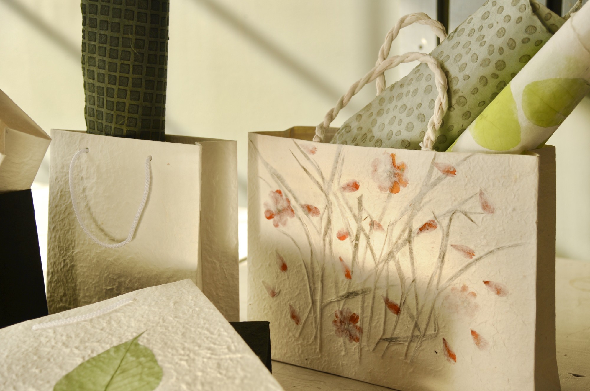 Geschenktasche aus handgeschöpftem Papier, mit echten Blüten, L 10 cm, B 40 cm, H 30 cm günstig bestellen