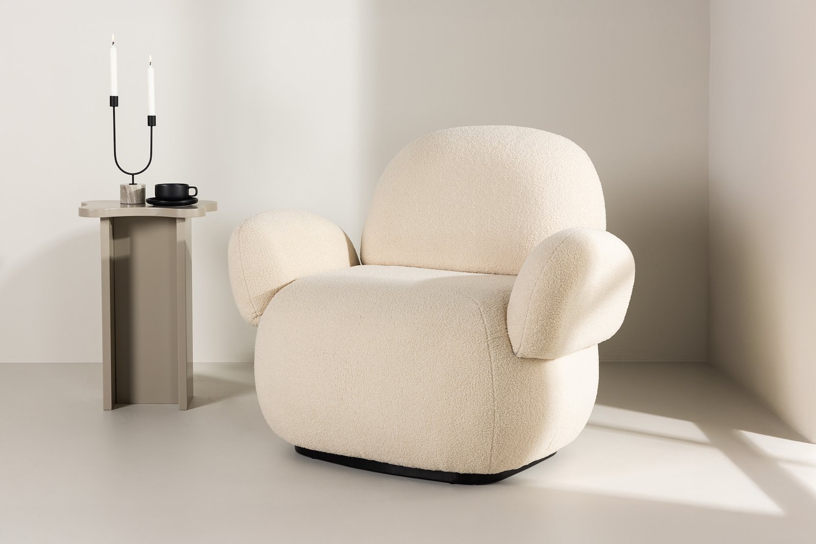 Sevilla stol Beige chenille, sort sokkel\n