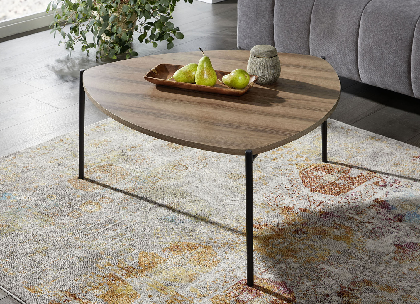 Couchtisch im Loft-Design mit Metallgestell