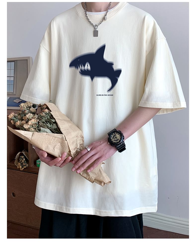 Bay Go Mall - T-shirt met korte mouwen, ronde hals en haaienprint