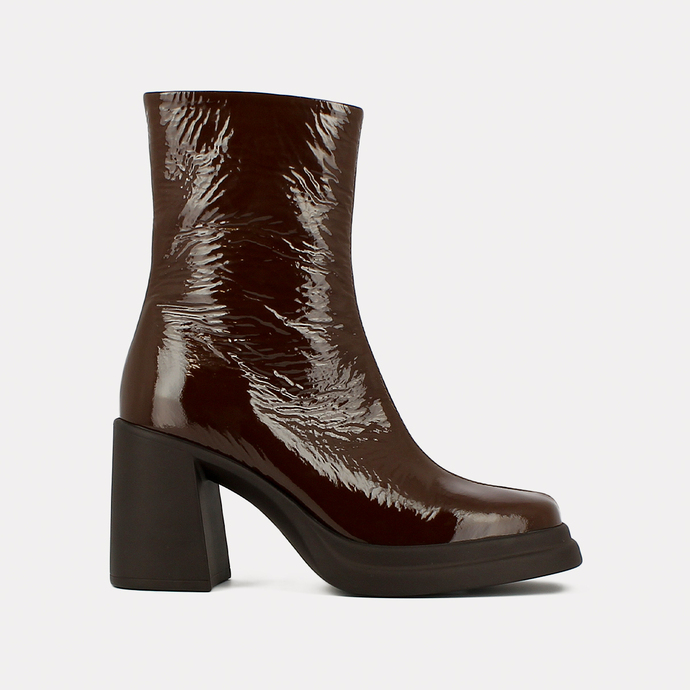 Boots à bouts carrés et plateformes  en vernis plissé marron