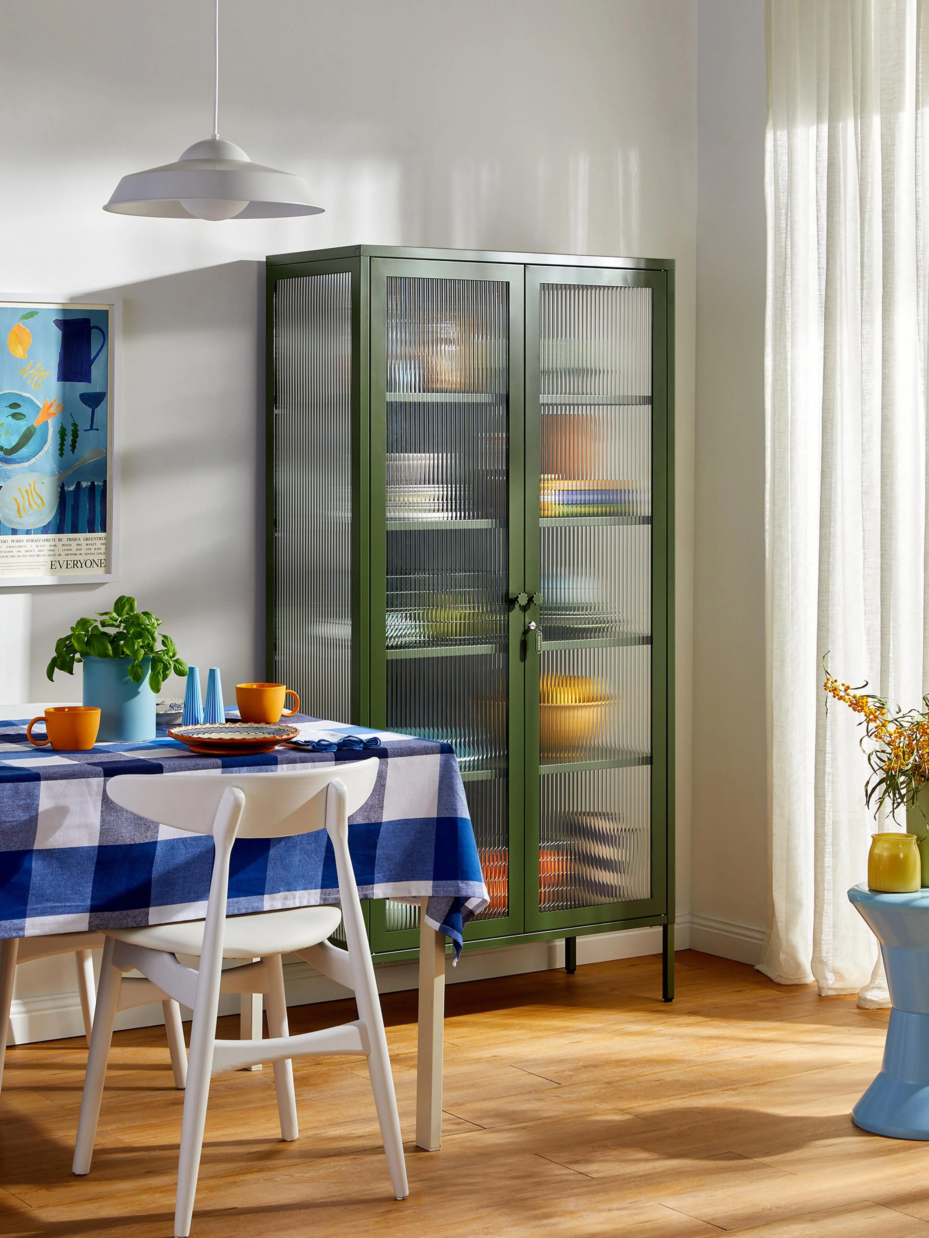 Metalen vitrinekast The Collector met geribbeld glas