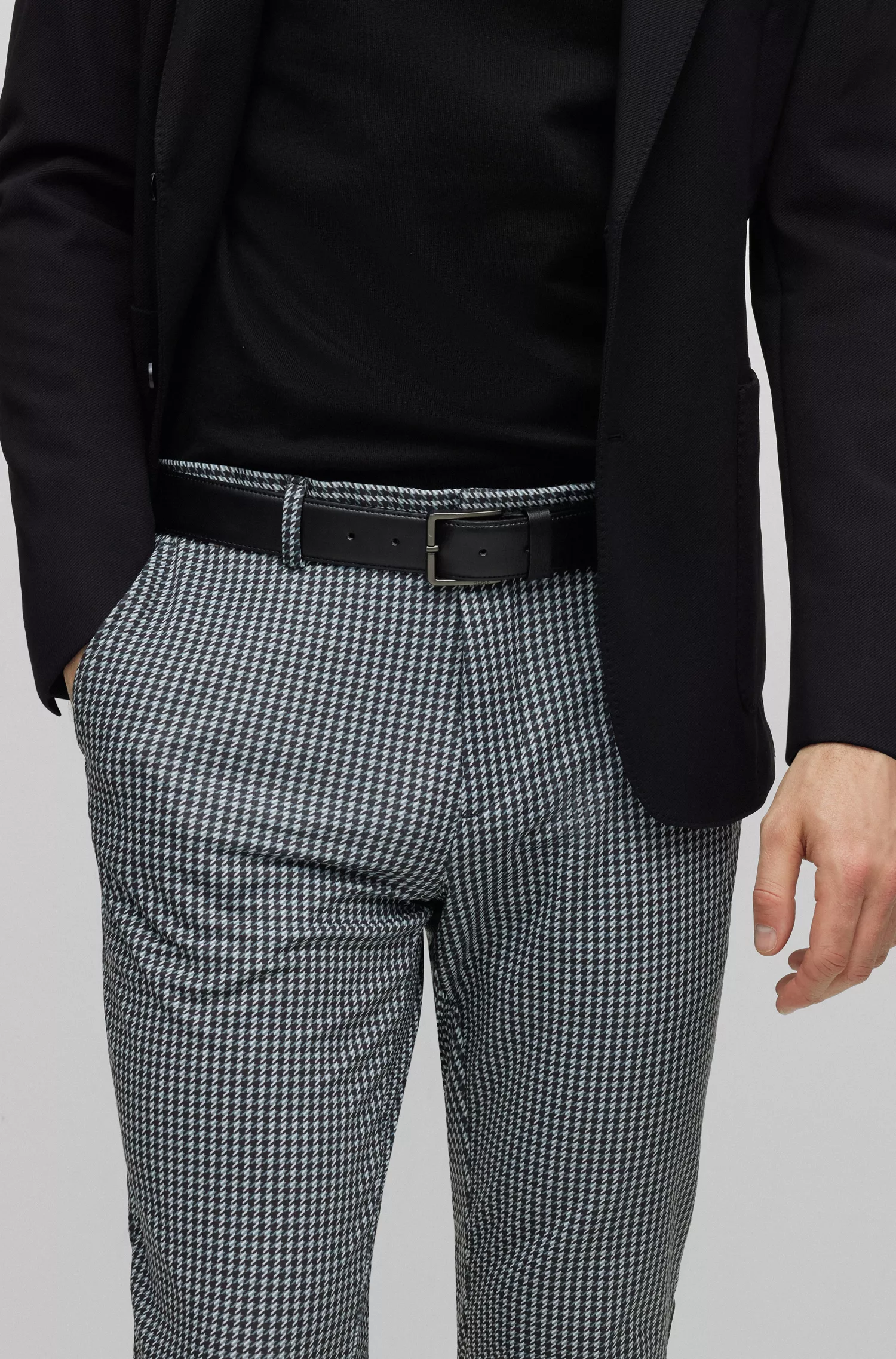 Calça chino BOSS preta, corte slim, em malha elástica xadrez.