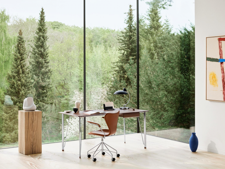 Fritz Hansen FH3605 bureau gepoedercoat onderstel zwart essen