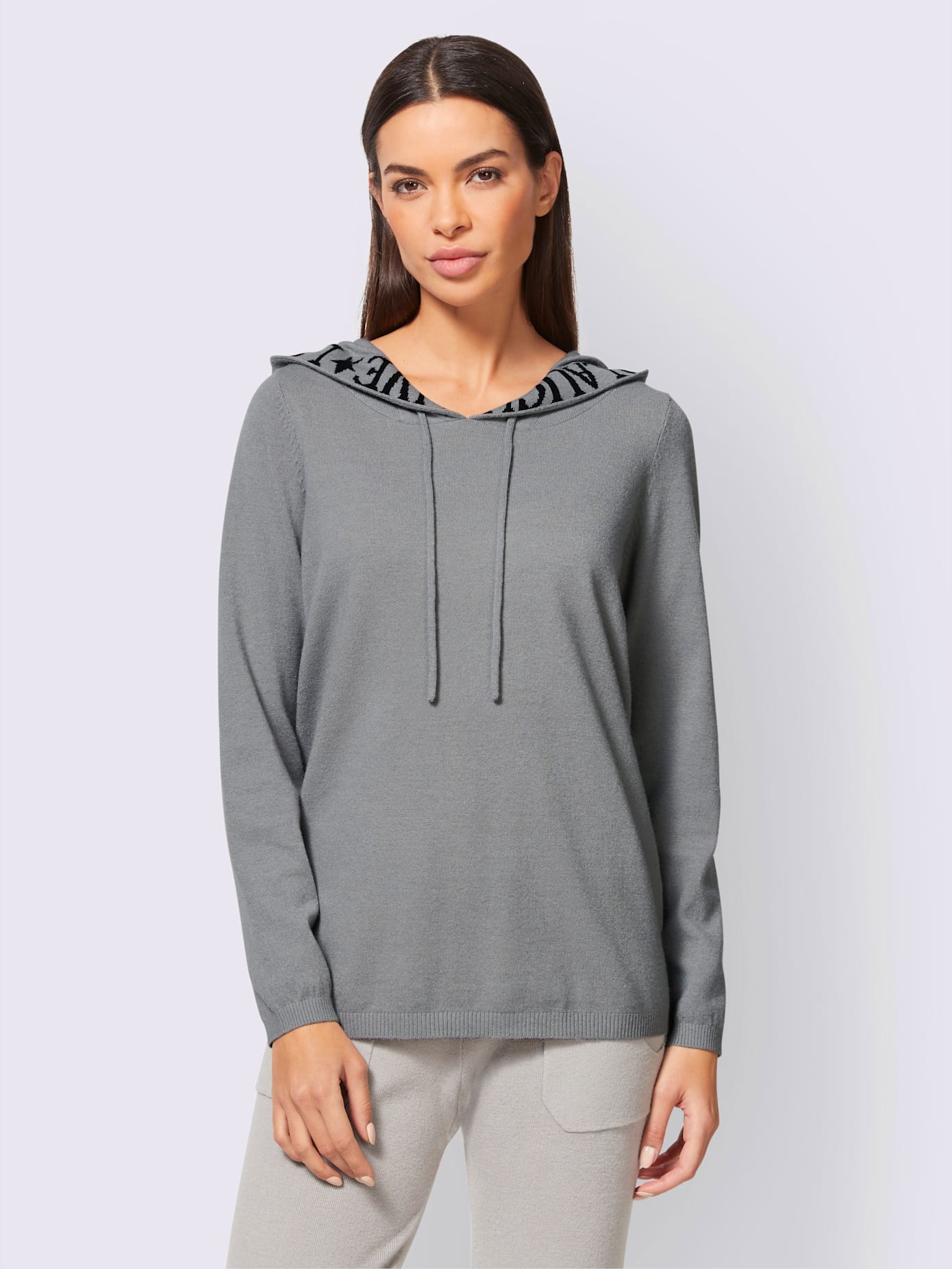 Pull capuche avec coulisse et lien à nouer