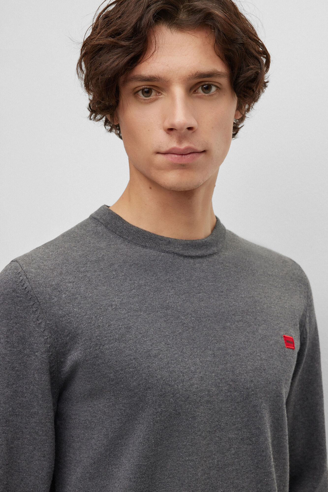 Camisa com gola vermelha - cinza médio
