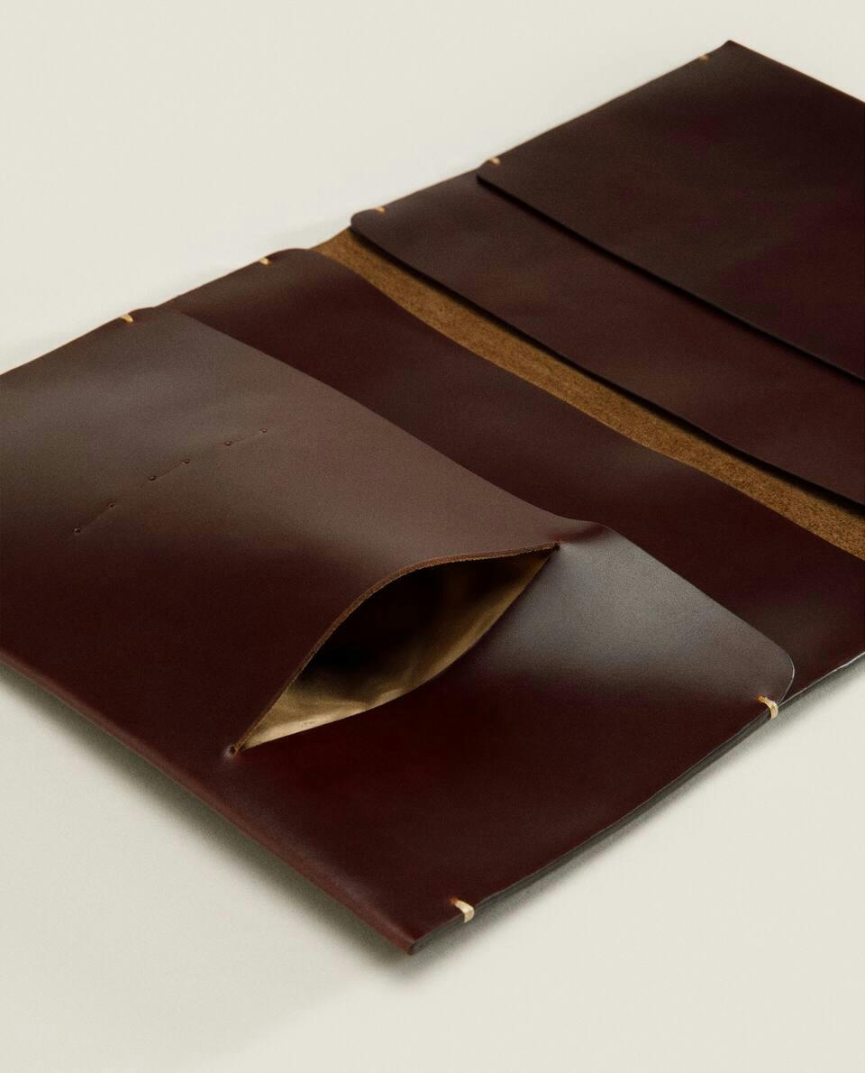 CAPA DE COURO PARA TABLET COM DETALHES DE COSTURA