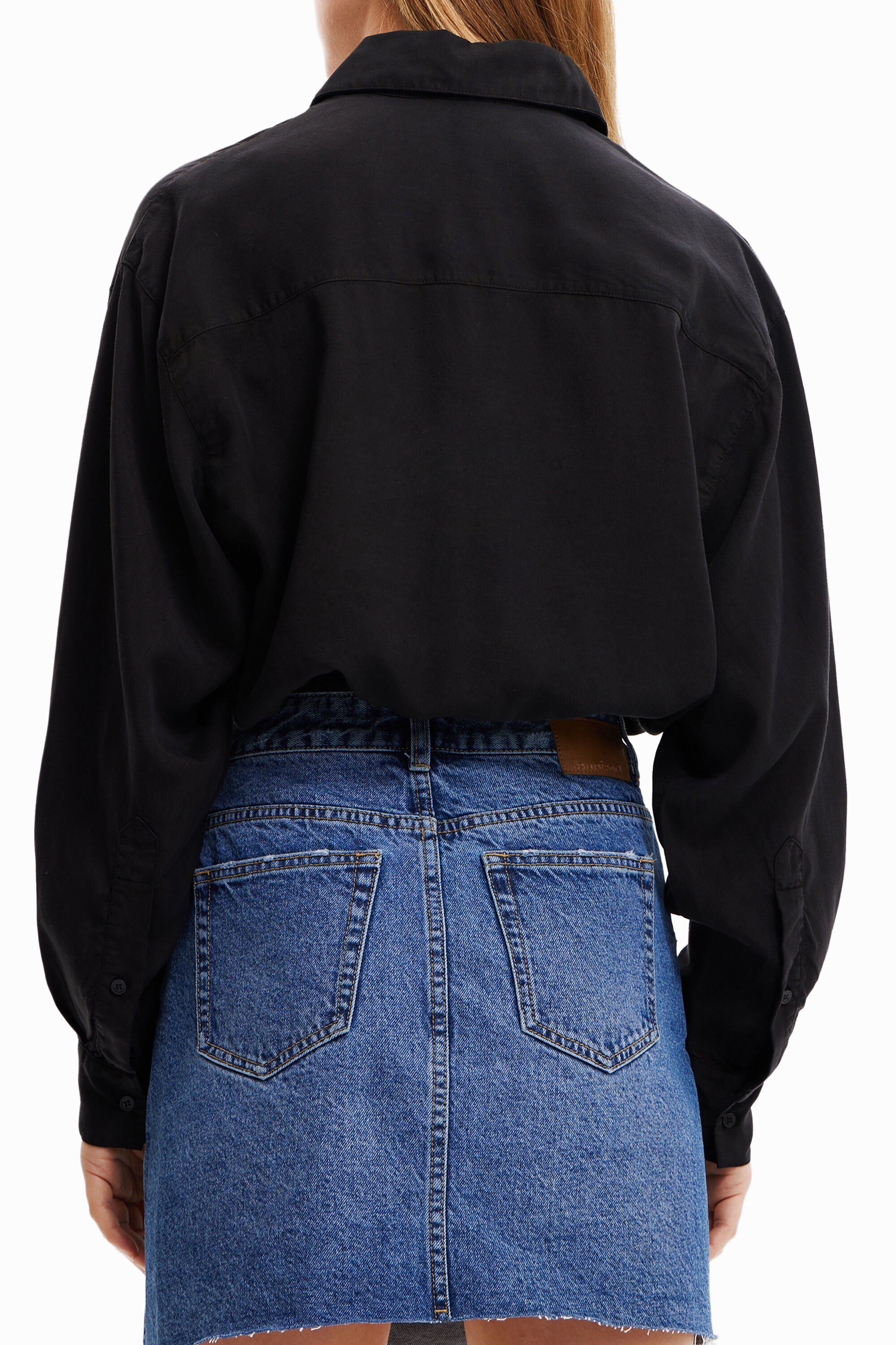 Blusa cropped com bolso em formato de coração