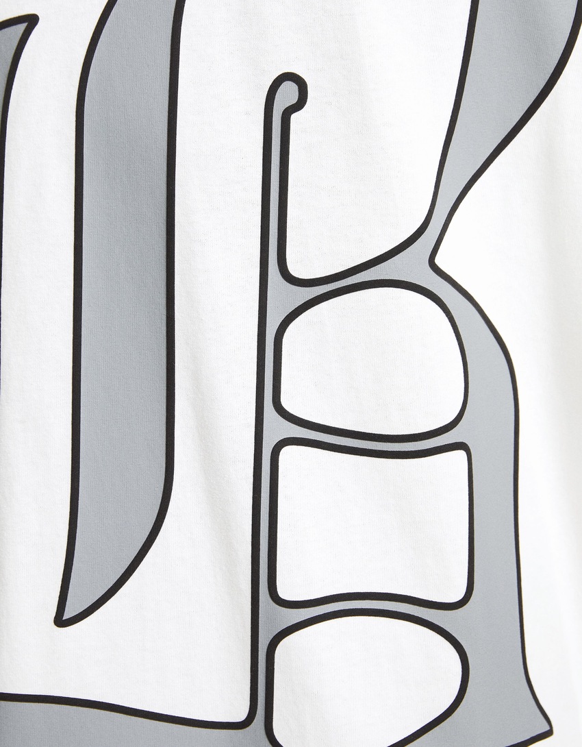 Camiseta de manga curta com modelagem quadrada e estampa.