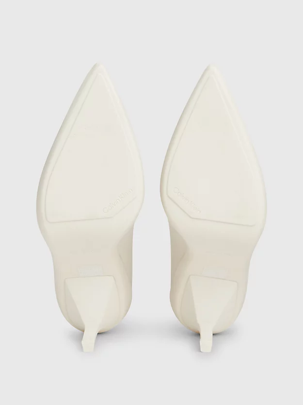 Sapatos de couro com salto agulha