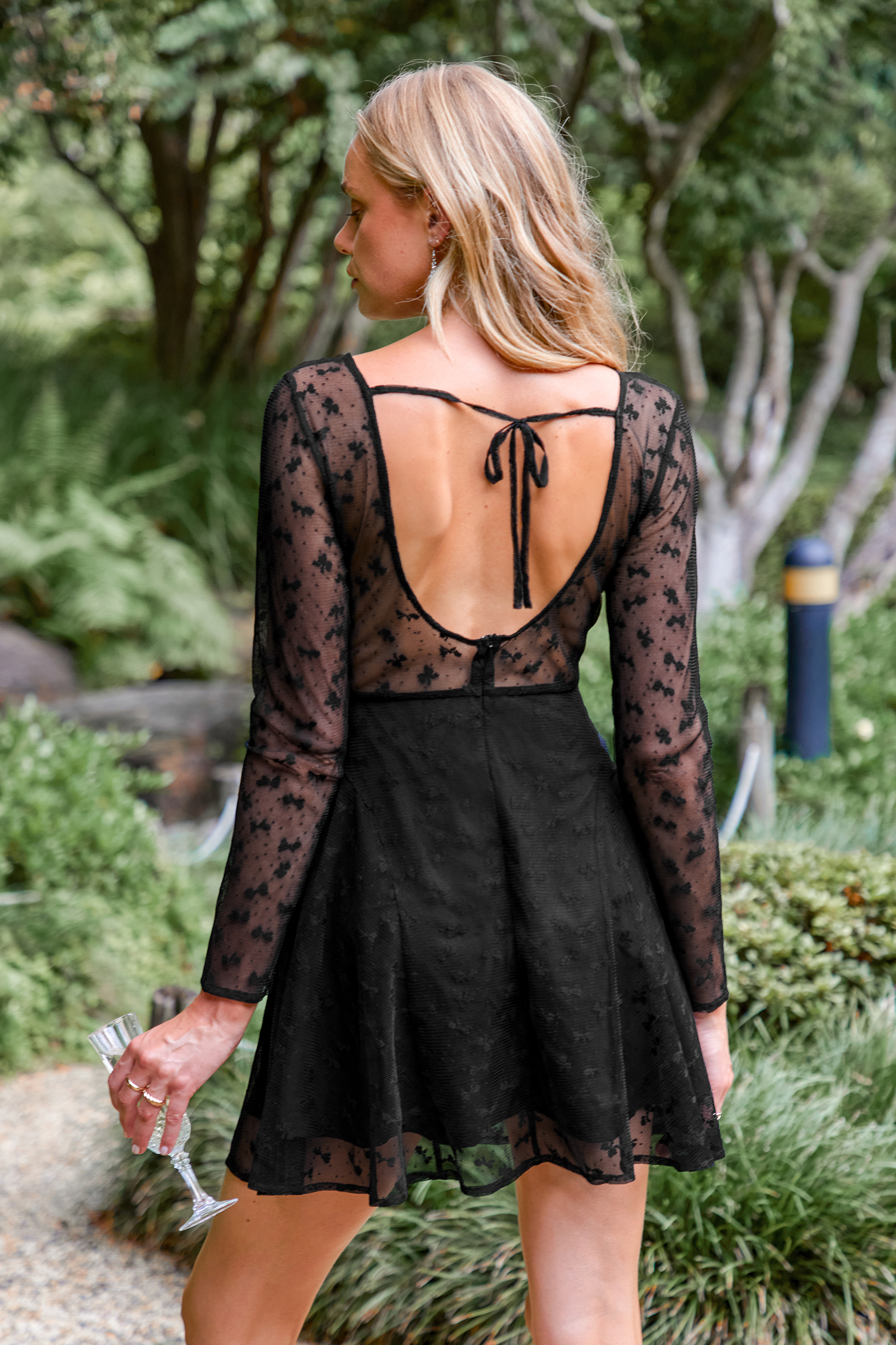 Robe mini à manches longues et nœud papillon transparente