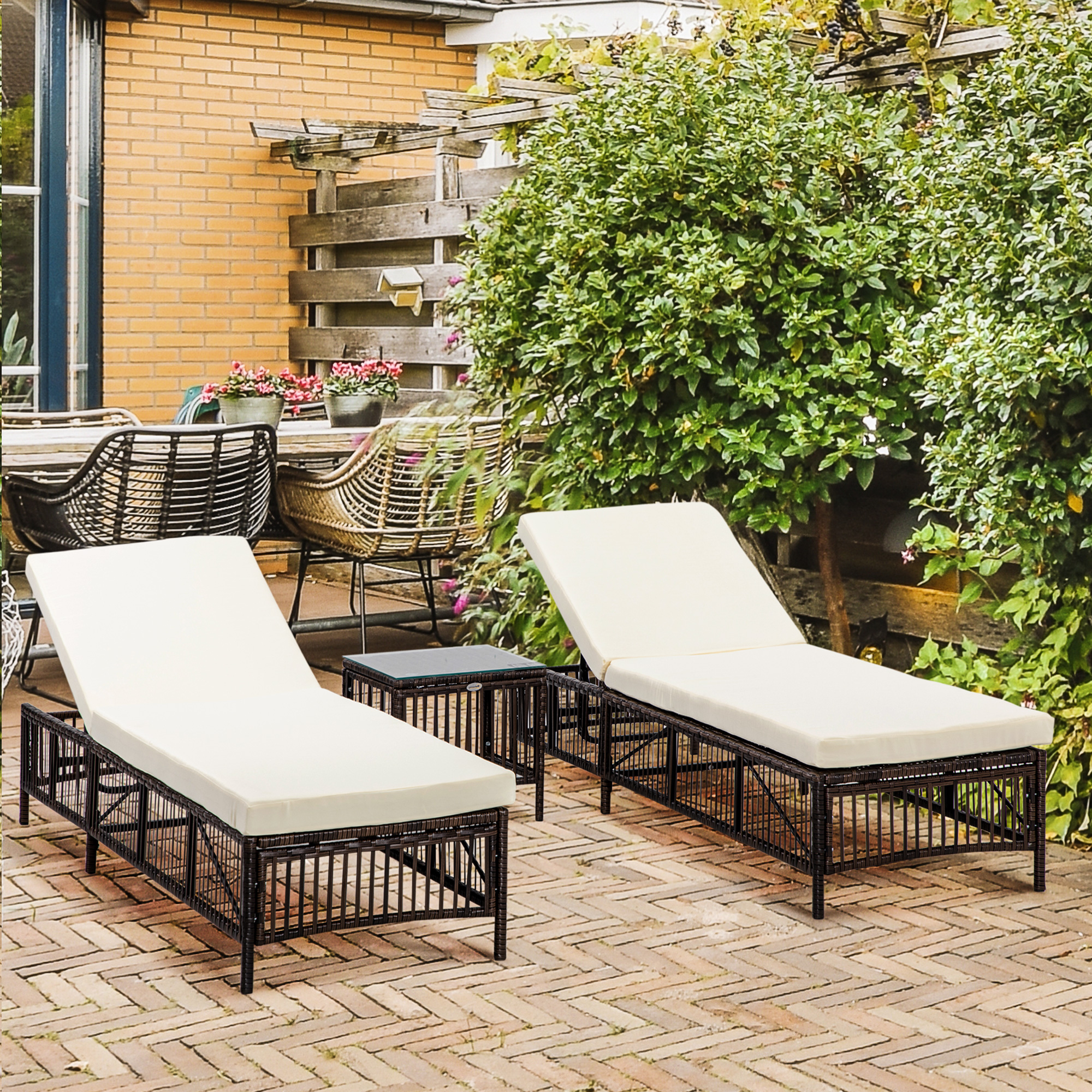 Conjunto Outsunny de 2 espreguiçadeiras de vime para jardim com mesa de centro, encosto ajustável em 5 níveis e almofadas, 196x54x32 cm, marrom