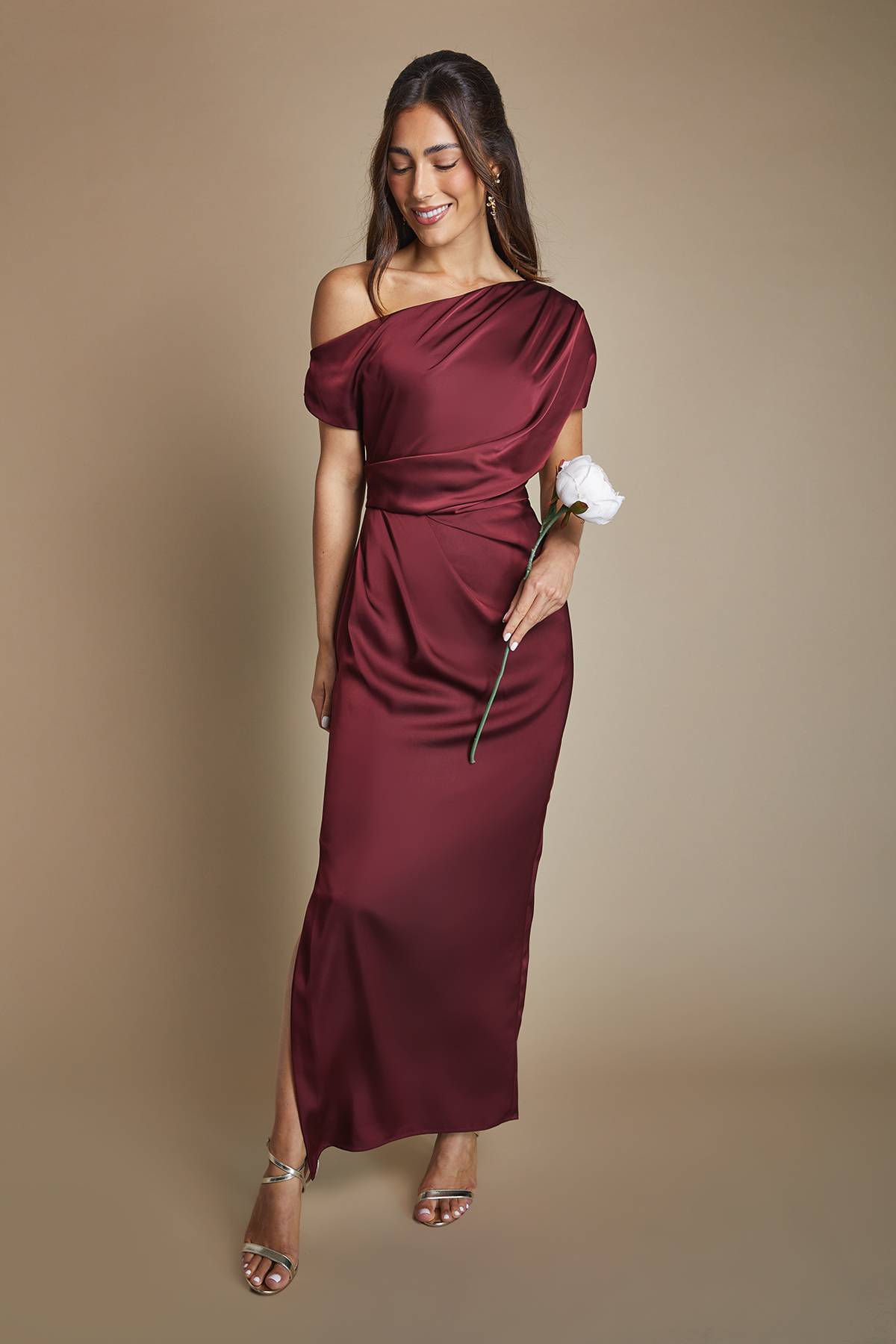 Coast Robe Longue de Demoiselle d'Honneur en Satin à Détails Froncés et Épaules Dénudées
