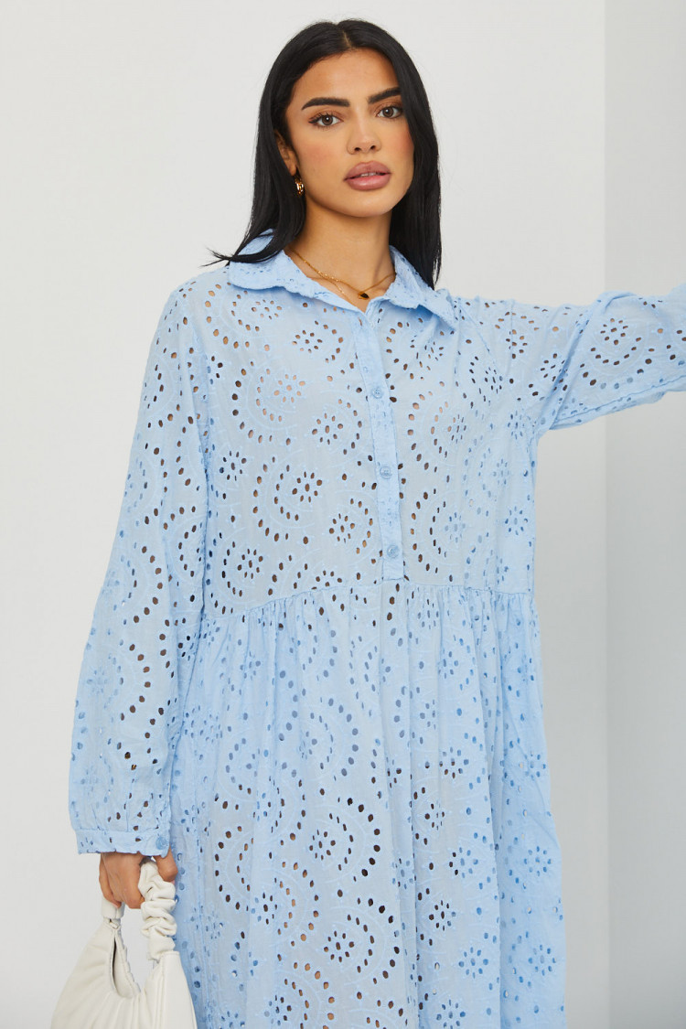 Robe chemise bleue en crochet évasé
